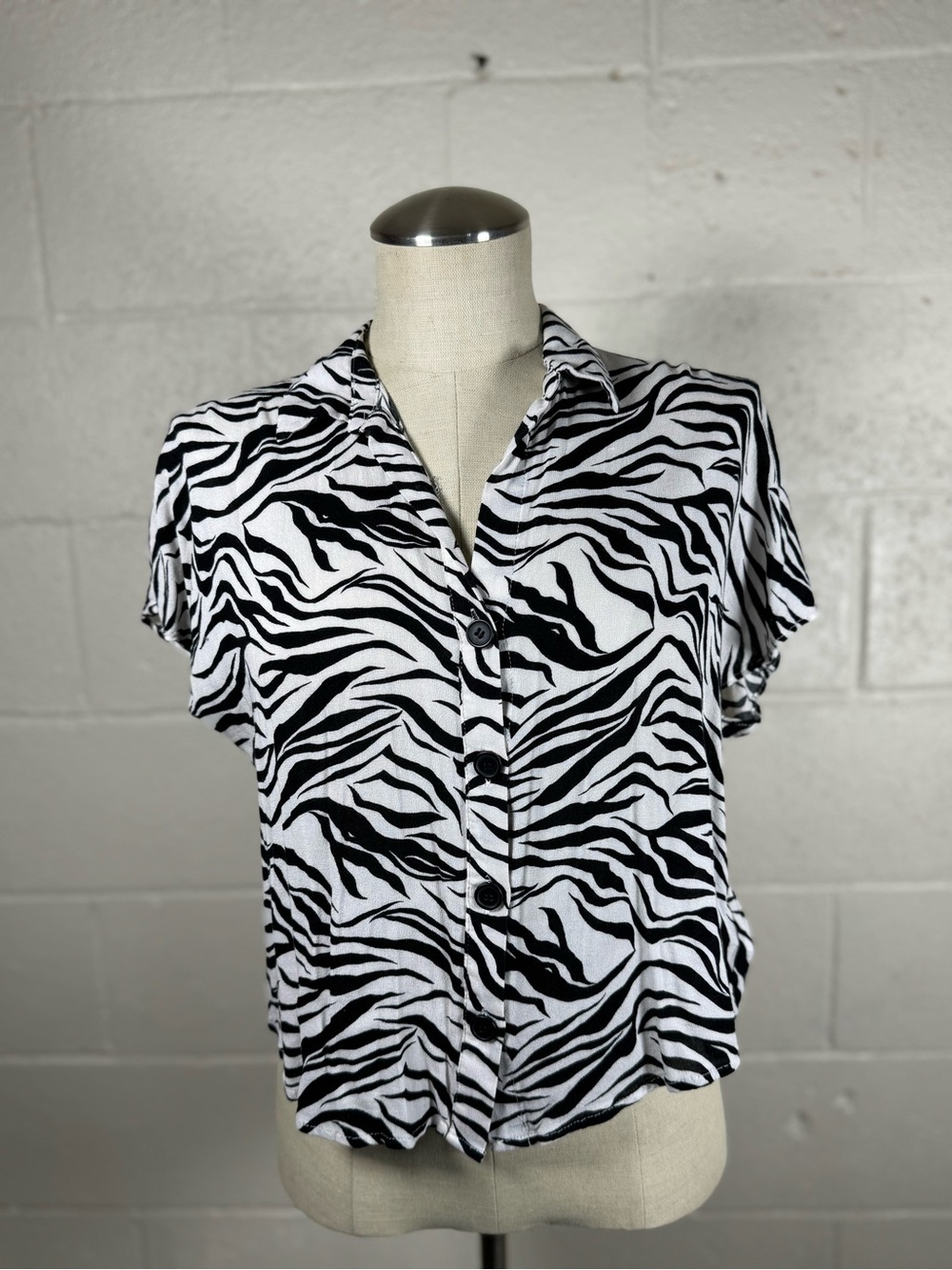 Divided H&M Zebra Print Button Front Crop Top Size Small